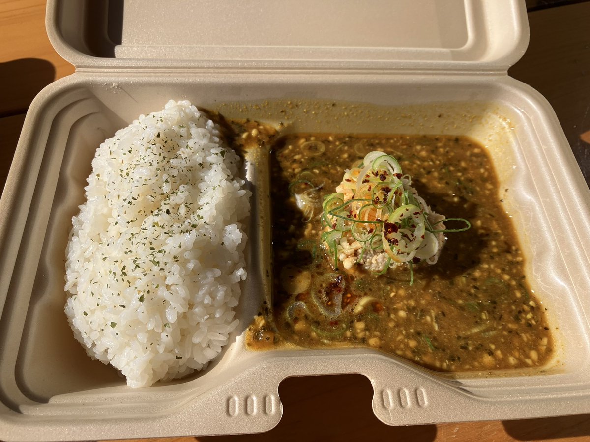 saori125_bzmaru's tweet photo. キッチンカーのカレー食べる( ˙꒳˙ )
旨辛坦々スパイスカレー中辛
麻辣坦々スパイスカレー辛口
ナッツが入ってるのかな?
辛いけど美味しい😋
#HARRYCURRY
#陶と暮らし
#笠間工芸の丘 https://t.co/jtqQckBFMU