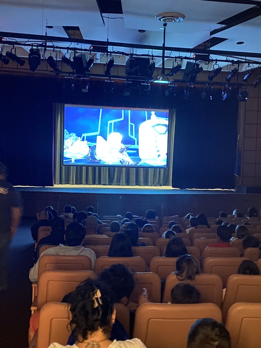 VBatt_PhysEd's tweet photo. Family Movie Night at HB High School! Thank you so much to our amazing PTA for running this event for our kids and families 🎥 🍿 @HamptonBaysES #HBstrong https://t.co/67yURoxsoF