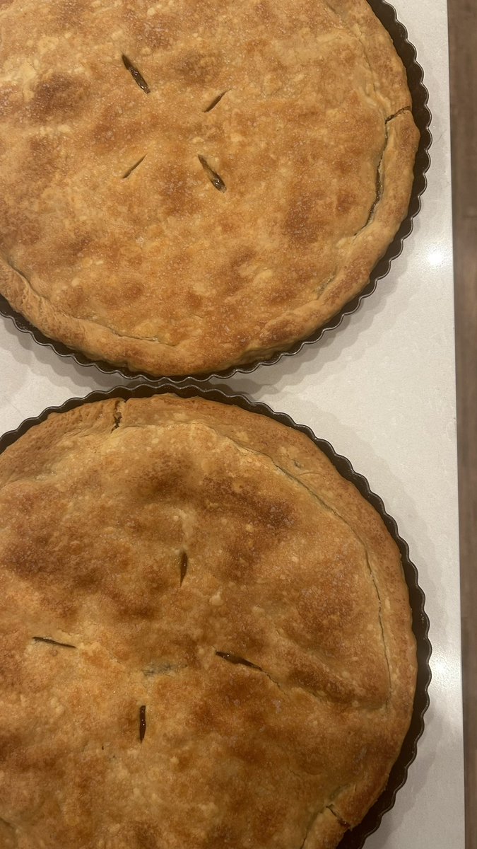 thesaltedtable's tweet photo. brown butter apple pie in an all butter crust with homemade vanilla bean &amp; honey ice cream with sea salt &amp; cinnamon chantilly cream. https://t.co/l6JUdIPwf8