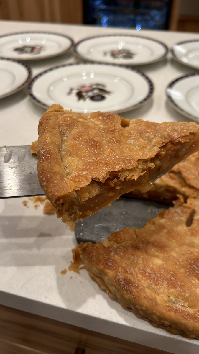 thesaltedtable's tweet photo. brown butter apple pie in an all butter crust with homemade vanilla bean &amp; honey ice cream with sea salt &amp; cinnamon chantilly cream. https://t.co/l6JUdIPwf8