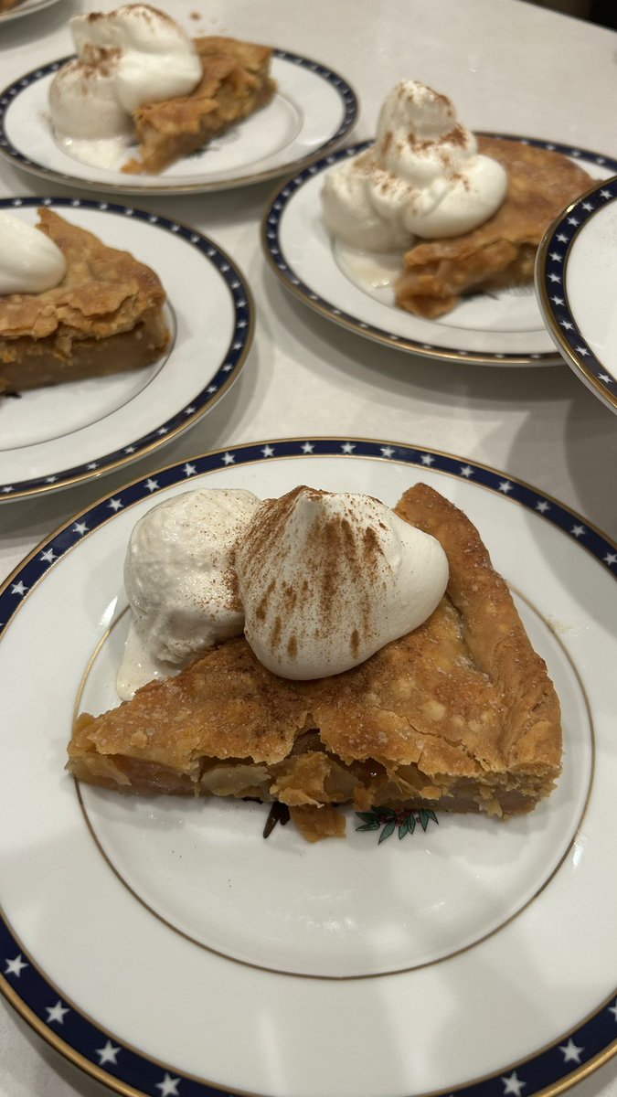 thesaltedtable's tweet photo. brown butter apple pie in an all butter crust with homemade vanilla bean &amp; honey ice cream with sea salt &amp; cinnamon chantilly cream. https://t.co/l6JUdIPwf8