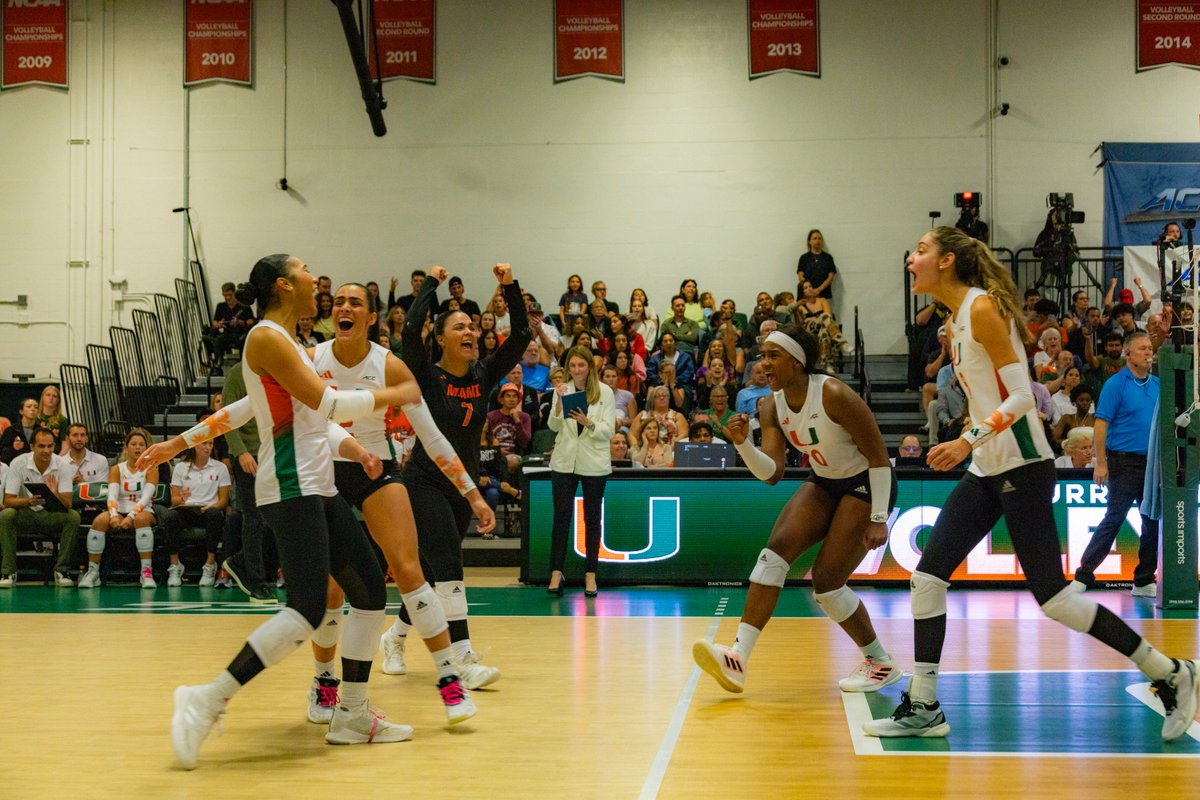 ICYMI: Miami volleyball defeats No. 5 Stanford in a nail-biting, 5-set match.

✍️: Max Diaz
📸: Sophia Metzner

themiamihurricane.com/2024/11/02/gam…