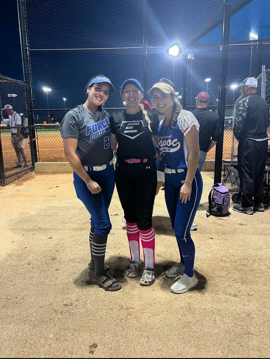 Met up with some of my future teammates! Roll ‘Thers!!💙🐾 <a href="/brooklyngroppel/">Brooklyn Groppel</a> <a href="/emma_w2025/">Emma Williamson</a> <a href="/EIU_Softball/">Eastern Illinois Softball</a> <a href="/Coach_KPaulson/">Kristi Paulson - EIU Softball</a> <a href="/coachDp16/">Dan Paulson</a> <a href="/tobyring19/">Toby Ring</a> @CoachBirdie @ExtremeNat18USB <a href="/CoachJoshHays/">Josh Hays</a>