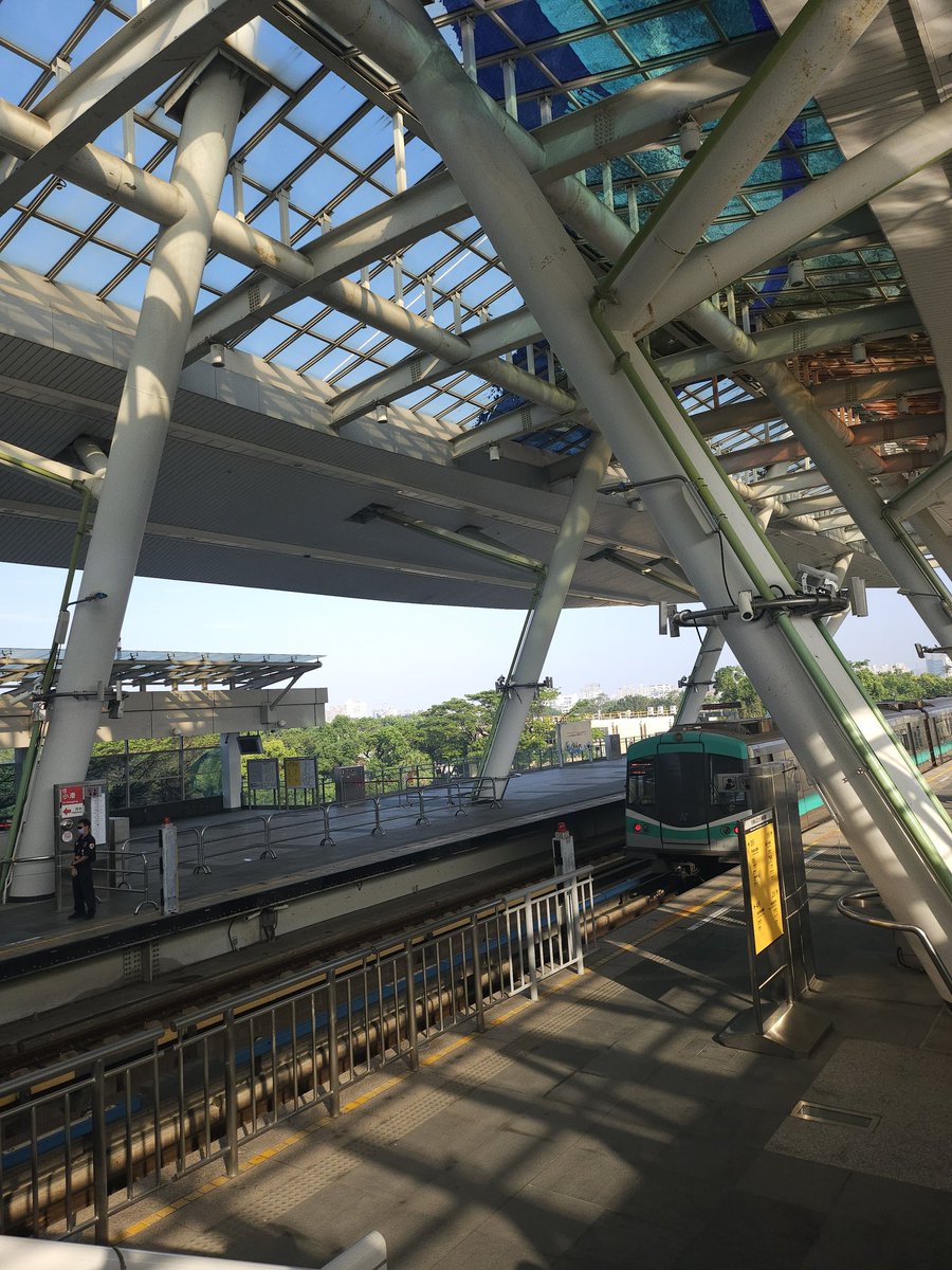 kaori11230831's tweet photo. 現地時間朝7時ホテル出発
red line 最寄り世運駅から徒歩10分
アリーナ入場口はスタジアム入口右側に専用ゲートあり✔️
#skz #domimATE #taiwan #Kaohsiung #台湾 #高雄 https://t.co/dSnVkWXtAP