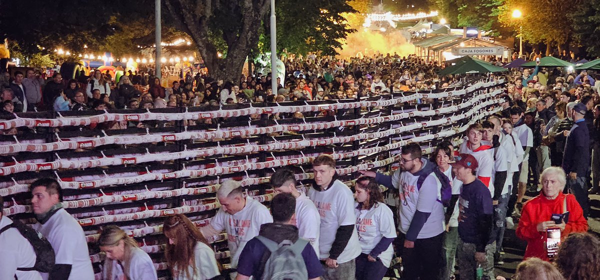 #Tandil tiene el salame más largo del mundo 
401 metros 73 centímetros 🤍
Felicitaciones
 #Chacinar
Festival del salame y del Cerdo de Tandil