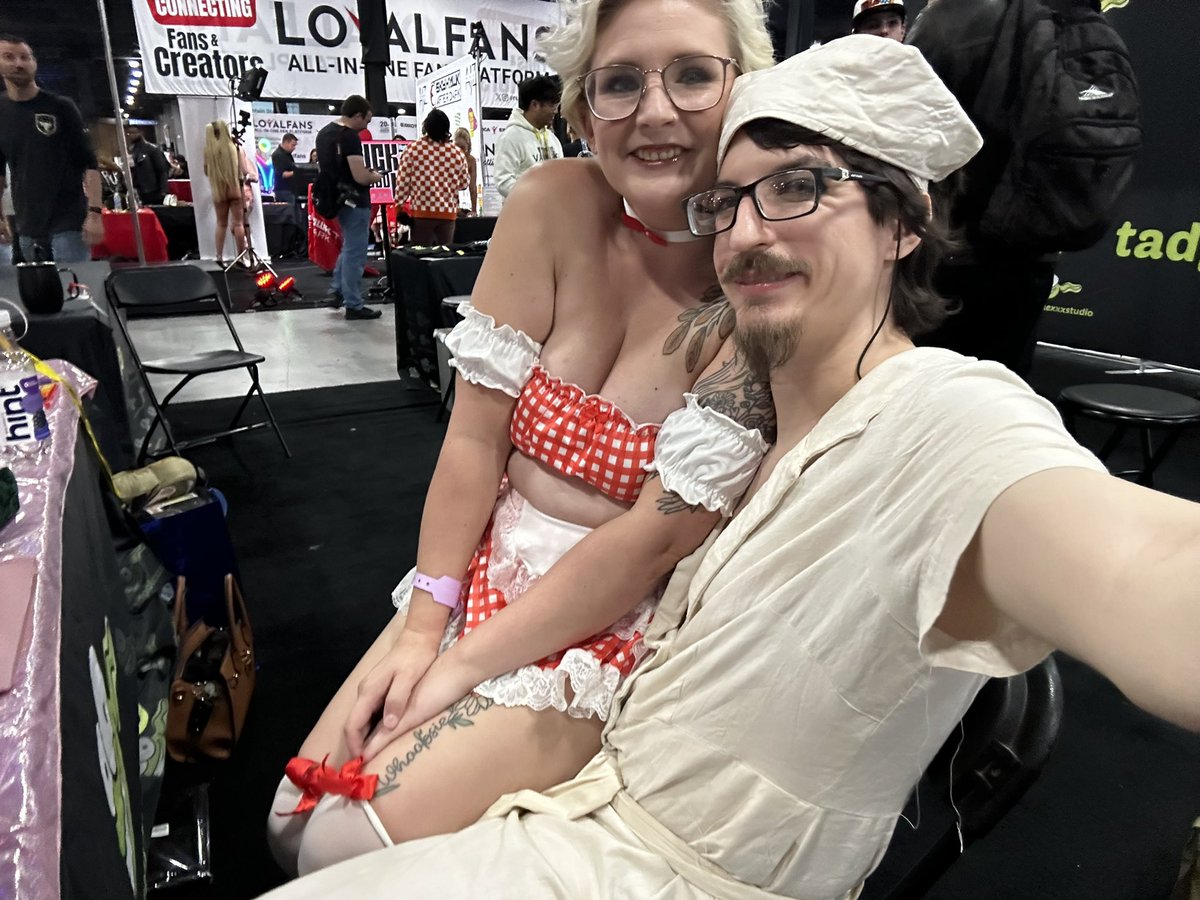 Morrigan_Faye's tweet photo. Has it really been a whole week since I met this lovely? Missing being @EXXXOTICA tonight! https://t.co/YxrcaLOlOt