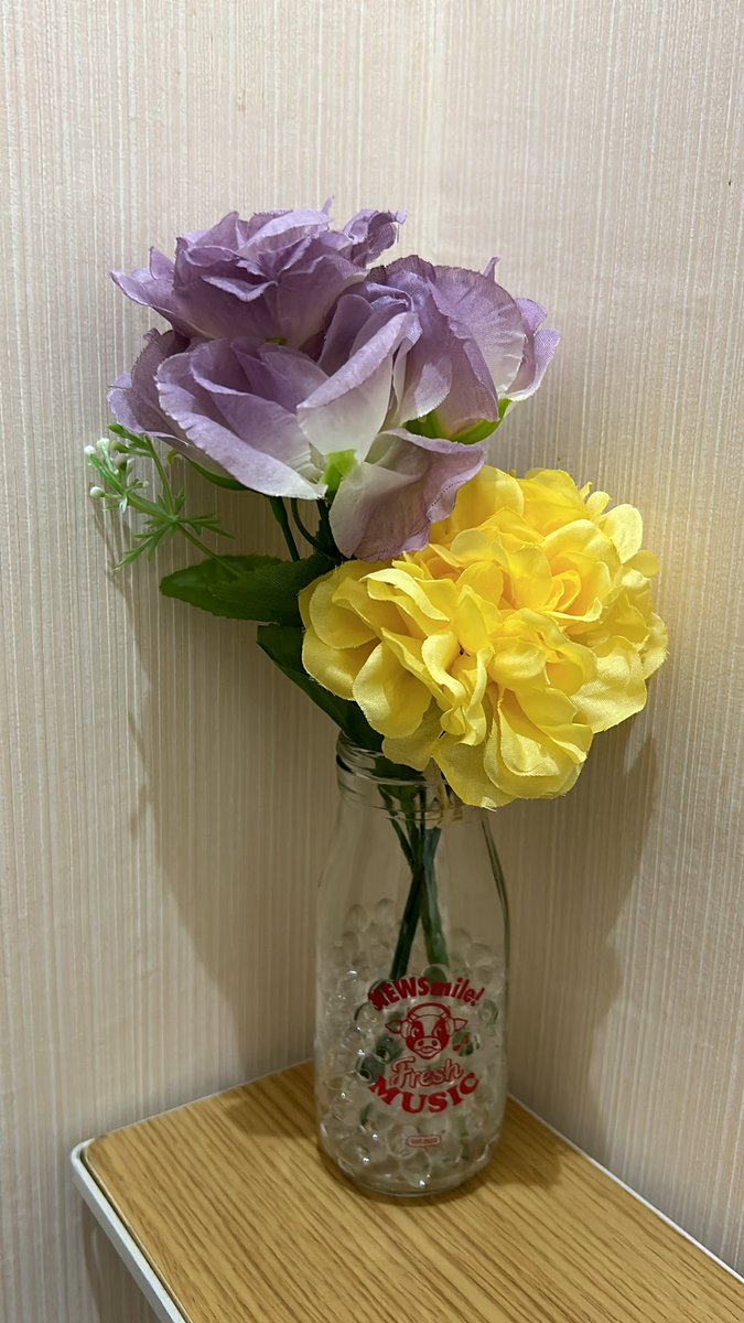 Alice76289's tweet photo. そういえば
#NEWSmile の時のミルク瓶🥛
どう使ったらいいのか悩んでましたが、100均の消臭ビーズを入れて、100均の造花を入れたら多少見れるようになったかも😅
何気にシプズカラー💜💛
ACCゴールド受賞おめでとうございます🎊
#JO1 #ACC #JO1MART https://t.co/3l3DXO2maK