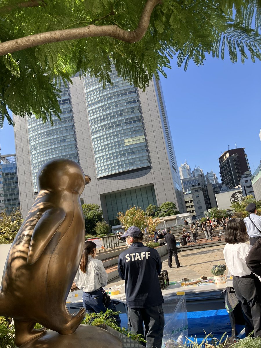 spo_snjk's tweet photo. 今日はペンギン広場で歌部さんと演奏させていただきました！
予想より人が多くて緊張したり、直射日光に負けそうになったり…
でも最終的には最高の演奏になったと思います！
軽音さんやダンス部さん、チアさんのパフォーマンスも最高でした！ https://t.co/FSKWIuj7vY