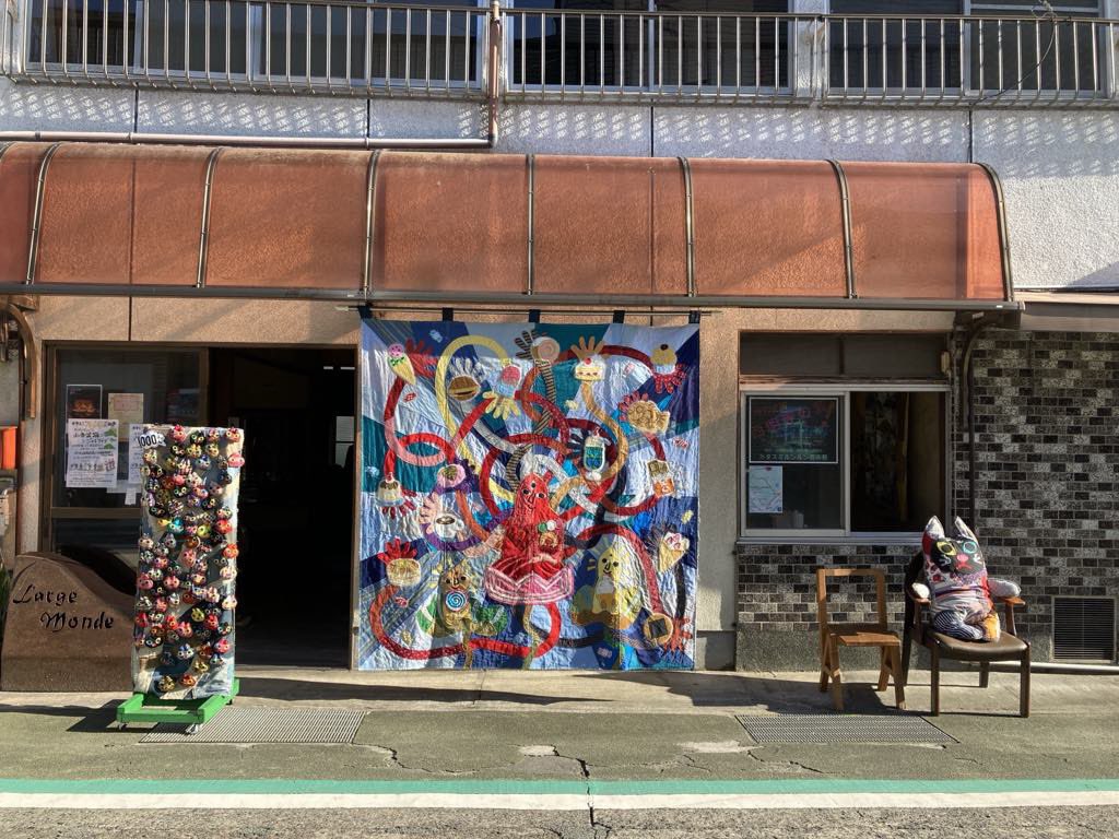 abetaisuke's tweet photo. 2024.11.3(日)晴れた😁☀️

カタスミ✨ルンルン✨芸術祭
10時～17時
JR中山香駅 近くアルアワス（旧新庄旅館）にて滞在制作中

ドライブがてら、どうぞ😁

#安部泰輔
#カタスミルンルン芸術祭
#大分
#杵築
#山香 https://t.co/JsJFIQNOvs