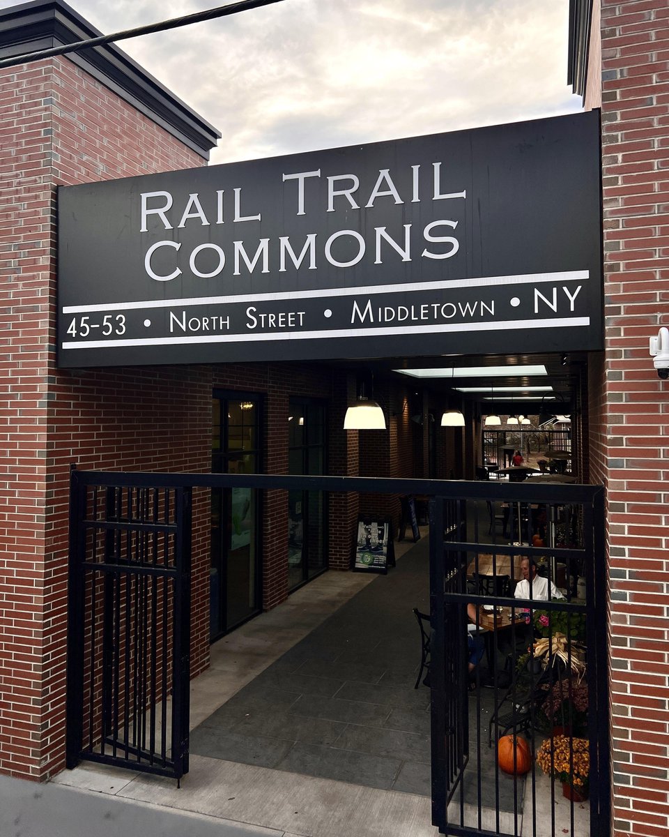 ConfluenceRuns's tweet photo. Join us at Confluence Running Hudson Valley in downtown Middletown on Dec 7th! 🎊 Stop by for giveaways, tasty food, refreshing drinks, and loads of fun! 🏃‍♂️

📅 Mark your calendars &amp; follow us for updates. Don’t miss out—let’s celebrate together! #GrandOpening #ConfluenceRunning https://t.co/AlEf8NrGzM