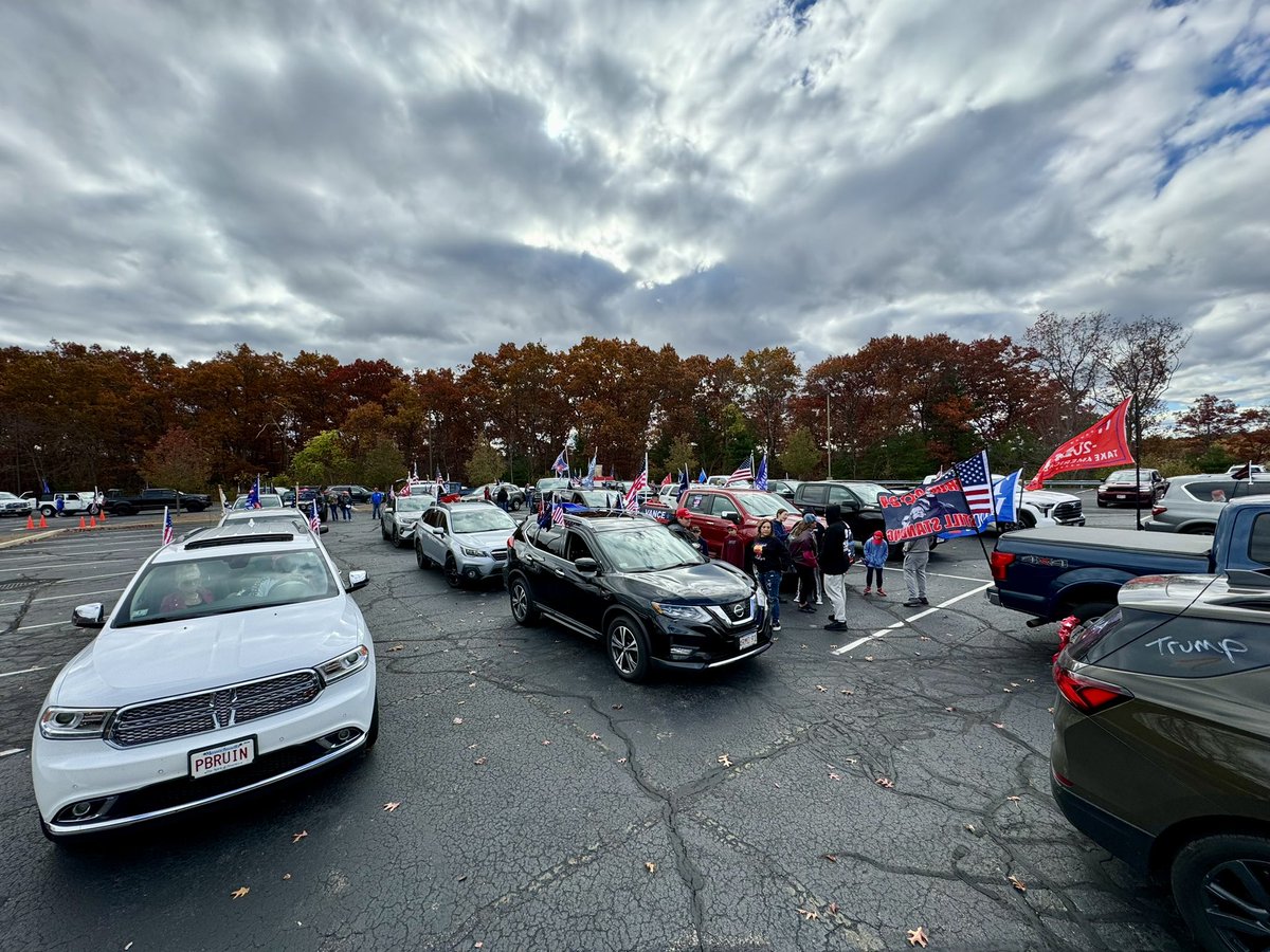 TonyaMHess's tweet photo. TRUMP TRAIN in deep blue Massachusetts!! 🚂🇺🇸  #TrumpTrain #Trump #Election #Massachusetts #BlueState #RedWave https://t.co/42hZPQ6jWp