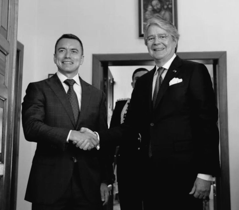 AlmaMiaEcu's tweet photo. Descripción gráfica del concepto:

De Guatemala (Lasso) a Guatepeor (Noboa) https://t.co/or6zcRt8Pf