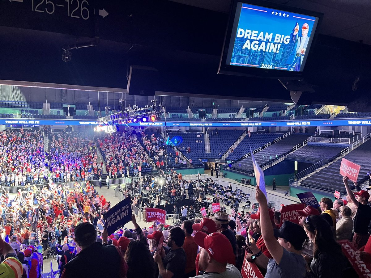 HQNewsNow's tweet photo. Trump: “Every rally is full. You do not have any seats that are empty”

(He is speaking to multiple sections that are entirely empty) https://t.co/HK56tla5eK