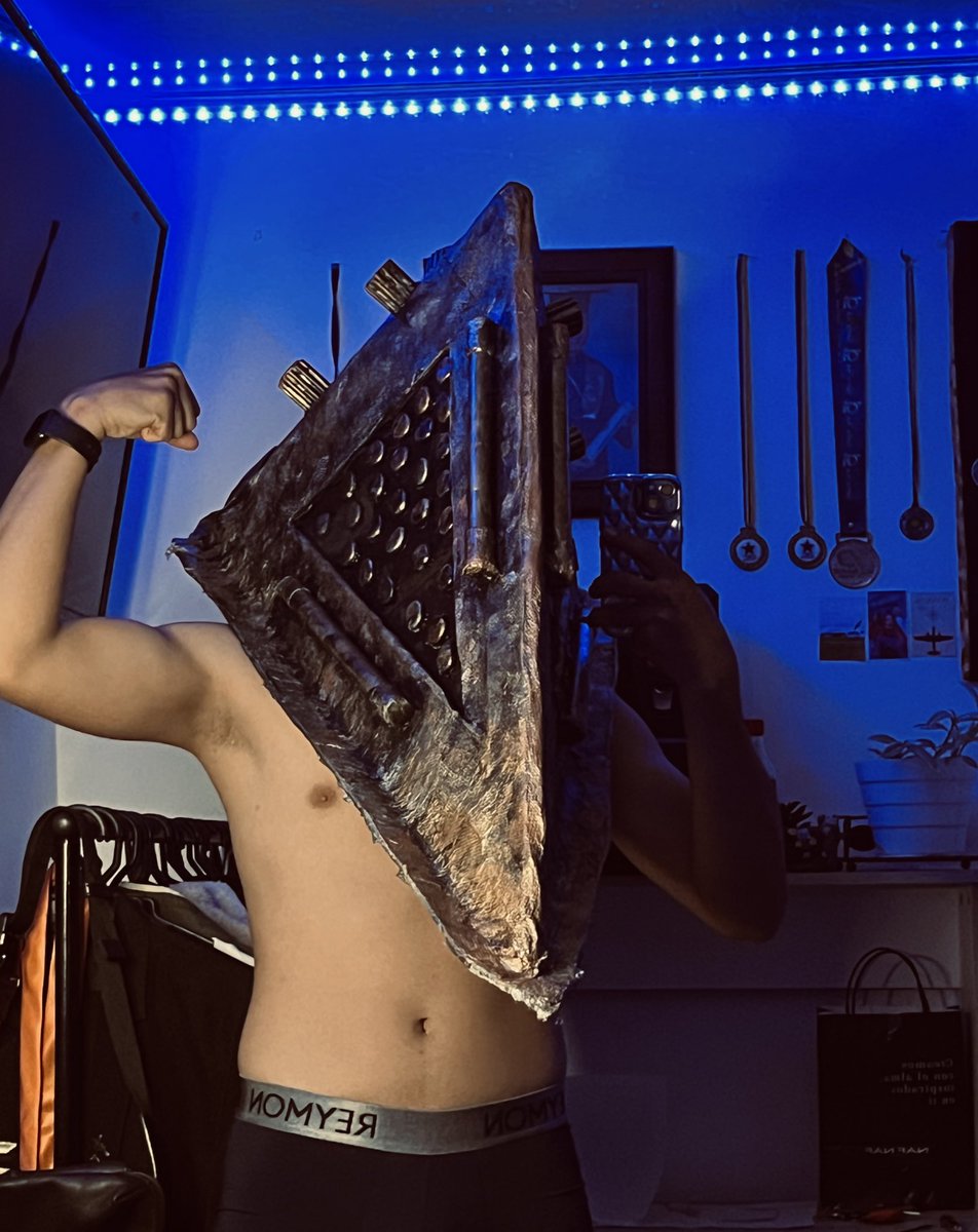 jeshuait's tweet photo. Hola, 👋 #boy #silenthill  #pyramidhead https://t.co/gtIzJQYPkP