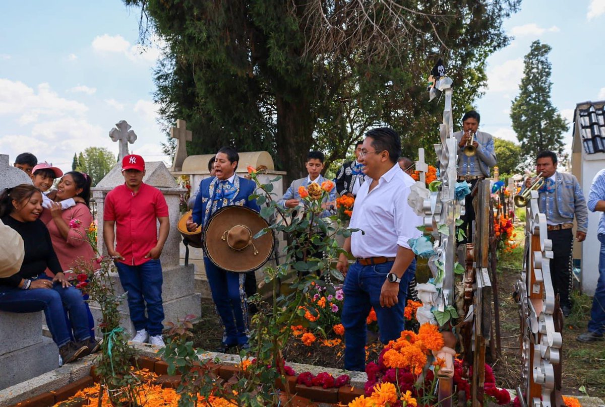 Entre flores, música, sonrisas, lágrimas, recuerdos y nostalgia compartimos el #DíaDeMuertos en el panteón. 

Este día es para celebrar a quienes ya no están. Que el espíritu de nuestros seres queridos nos acompañe siempre. ✨ 

¡Un abrazo a todos!

#PepeCinto
#DiaDeMuertos