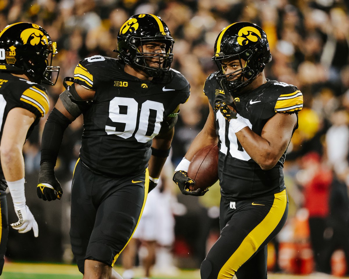 HawkeyeFootball's tweet photo. 🤫🤫🤫

@nickjhoops x #Hawkeyes https://t.co/3Qa2UhoRtk