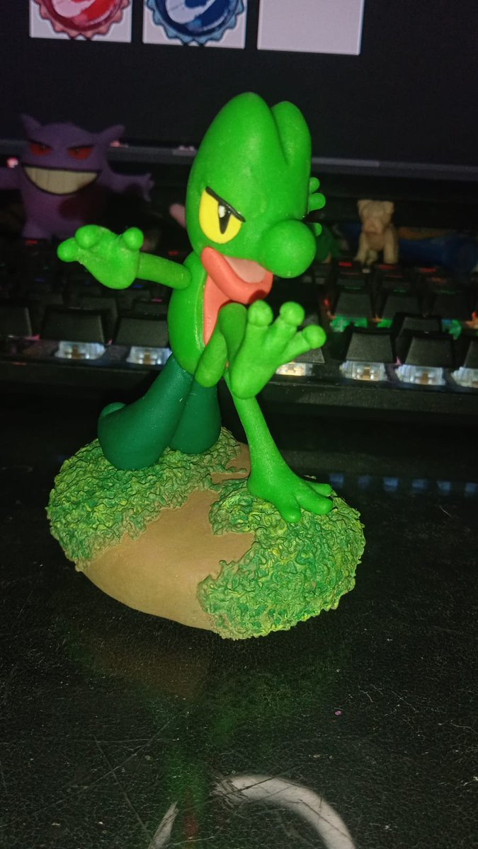EmmaToxic_'s tweet photo. La primera figura que medio me salió bien, de fondo mi ñengar

#Pokemon #pokemonclay #clay #porcelanafria https://t.co/1rbkICVio0