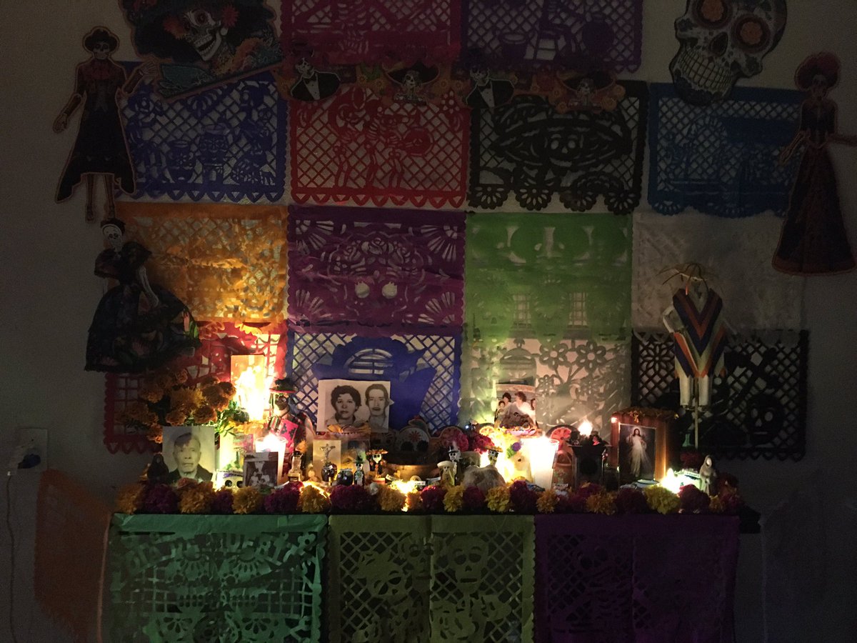 CarcosaGhost's tweet photo. Bienvenidos los amo mucho; hoy con todo cariño, gusto y alegría los recibo y recuerdo los mejores momentos que tuvimos, es un milagro poder reunirnos un día al año y algún día por la eternidad. https://t.co/UbSF8Z1Yrl