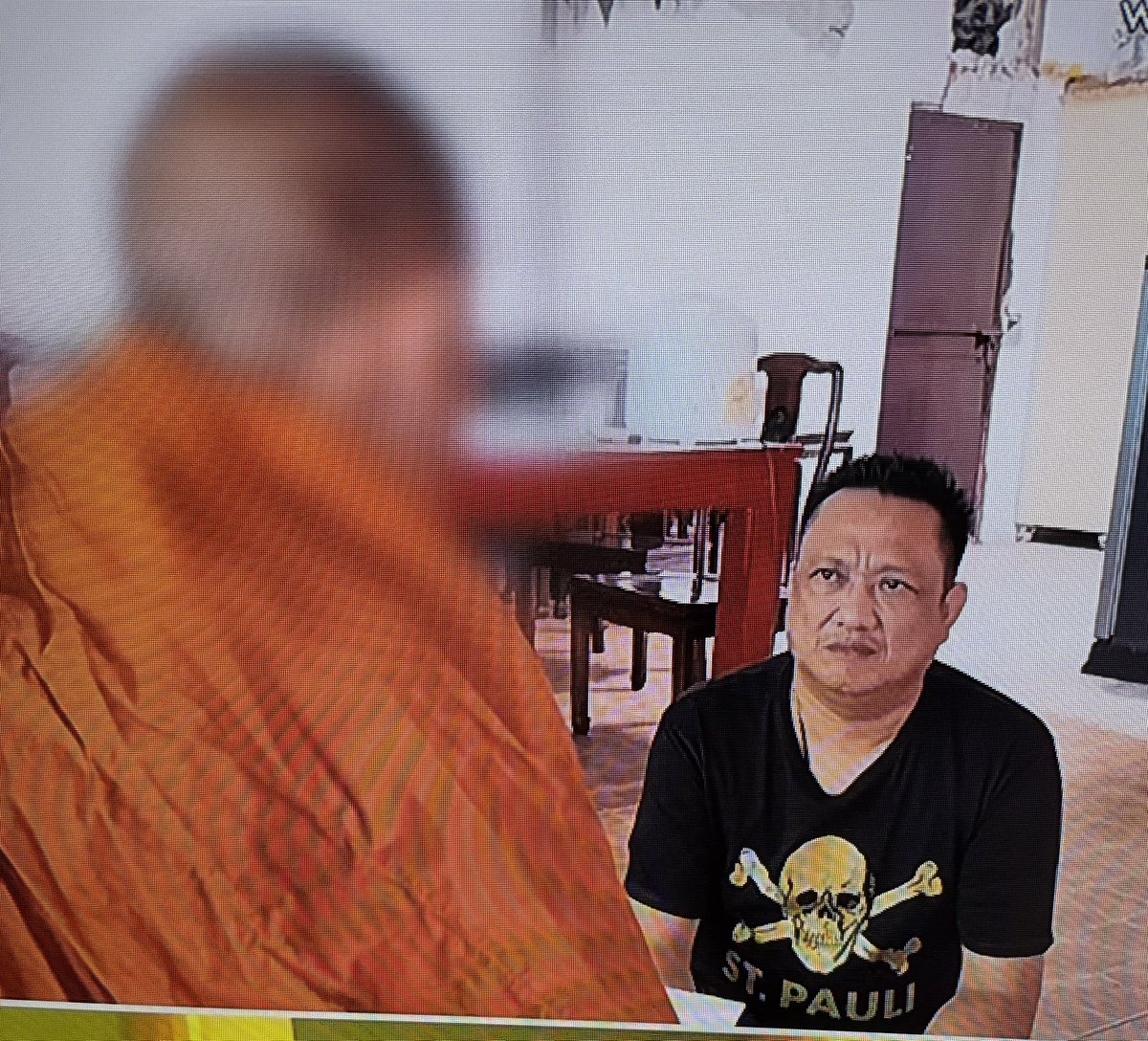 Watching the Thai morning news and they're showing this guy who was speaking with a monk, wearing a St Pauli shirt! 🤯
<a href="/fcstpauli_EN/">FC St. Pauli English</a> ☠️🤎☠️