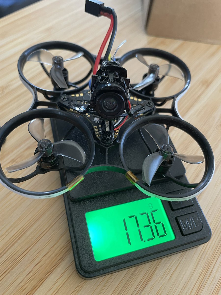 hedgehog305_00's tweet image. 早速LED付けた！それでも17.3gは軽い
#Newbeedrone
#Hummingbird