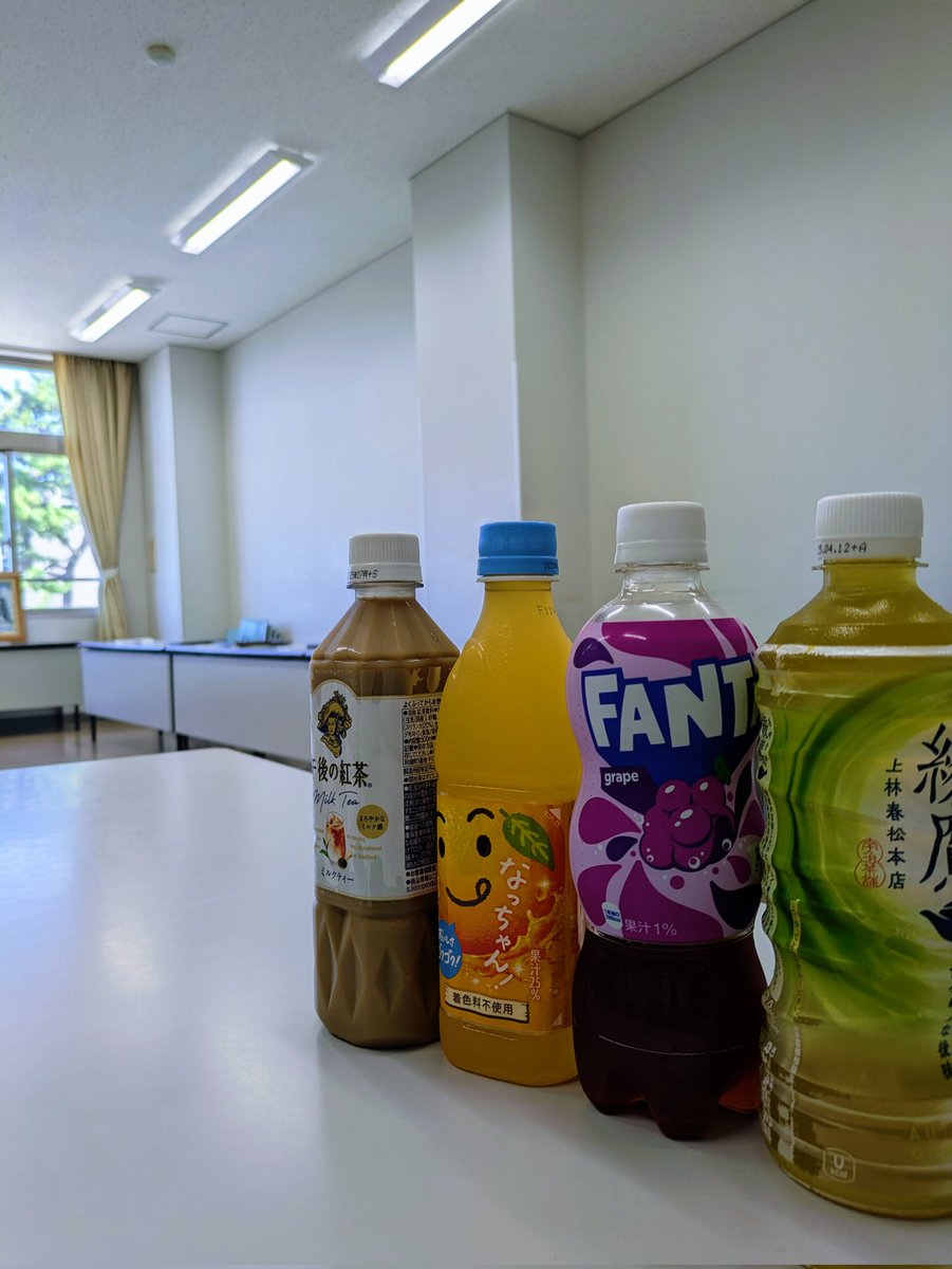 Aidai_Aibi's tweet photo. おはようございます。
美術部です！🖌️
会場の設営が完了いたしました！
ぜひお立ち寄りください。
飲料水1本100円で販売しております🧃

6号館64A教室でお待ちしています🍀 https://t.co/OqlkeKpOu2