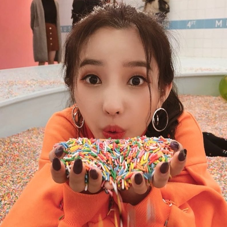 nekuzocore's tweet photo. Que puede combinar mejor con dulces que una buena #ℭocᥲ𓈒࣪ꫂ·𝐂oᥣa bien fría mientras escucho la #ℬᥱs𝐭ʼཋྀུ⃨𝒞ö𝑙𝕝ab de todos mis niños preciosos cantando #𝔏i𝕜��︪ᥱ۰ℳagicུ⃨·ꭑp𝟹 bien fuerte en los parlantes de esta casita.

⠀⠀⠀🌸 . 生活 . ° #𝙽e𝒛ukō https://t.co/zjDrEvSa71