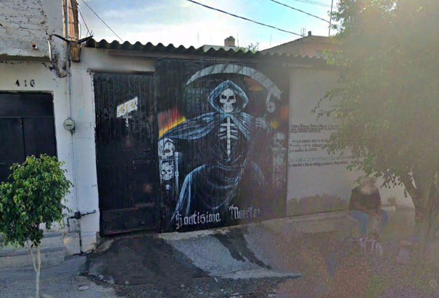 Contrapuntonews's tweet image. Durante una celebración a la #SantaMuerte, 3 mujeres, una de ellas adolescente, fueron asesinadas en la colonia Flores Magón, en el @municipio_leon. Además, 8 personas resultaron baleadas, entre ellas una niña y tres mujeres más.
contrapuntonews.com/masacran-a-muj…