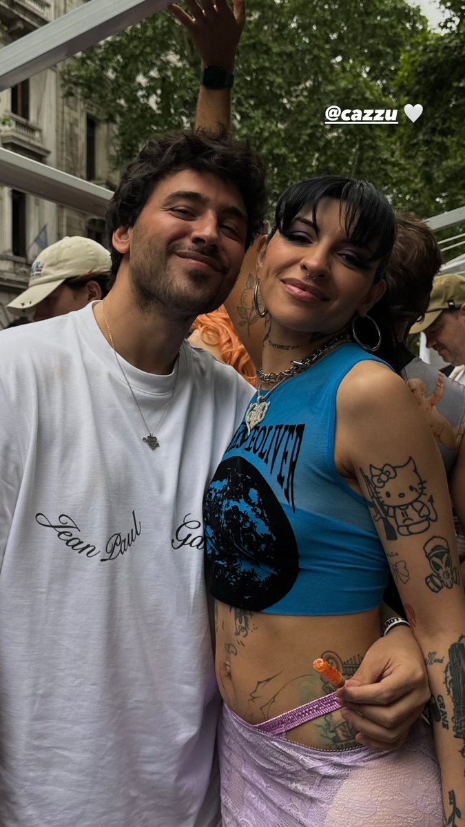 cazzucomunidad's tweet photo. 📸 Cazzu junto a Lizardo Ponce hoy en la #MarchaDelOrgullo 🏳️‍🌈 https://t.co/O6AyRYvOa1
