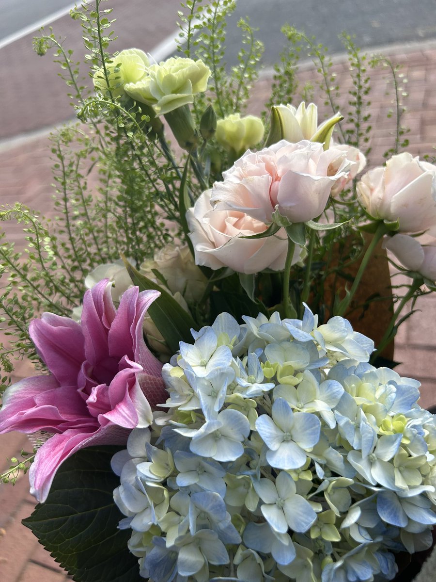 KGoudsten's tweet photo. I received some beautiful flowers today….meant a lot. https://t.co/BYIUL25H2U