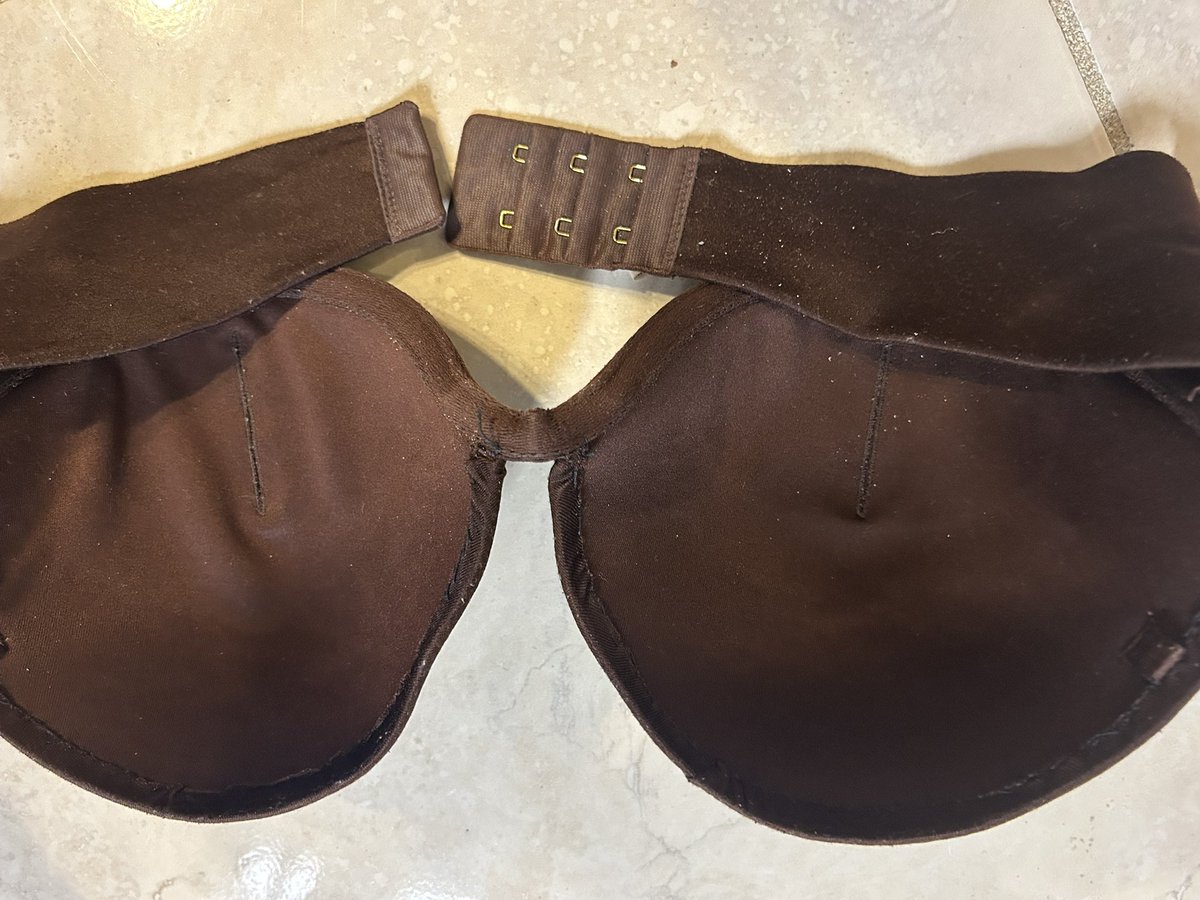 MarinaFayer's tweet photo. Has anyone else noticed the horrible quality of @VictoriasSecret bras?? Not planning on buying from them anytime soon and don’t recommend anyone else do either: https://t.co/Bpruw7J2pC