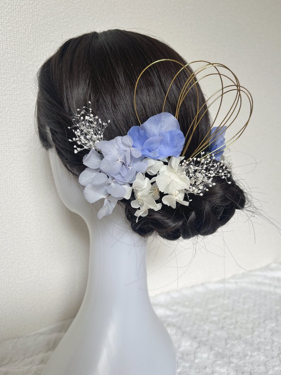 3作品目です！
くすみブルーのアジサイとスイートピーのお花がかわいいです☁💙

 #minne
 #成人式
 #髪飾り
 #成人式髪飾り
 #卒業式
 #卒業式髪飾り
 #ハンドメイド作家 
 #ハンドメイド作家さんと繋がりたい