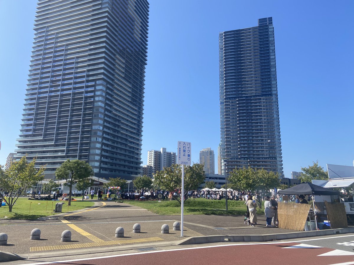 greslo_plus's tweet photo. 第一便スタートしました。ブラバンの演奏で盛り上がっています #グリスロ #ベイ太くん日和 #ベイパーク #雲一つない空 https://t.co/8LOfbQBP2S