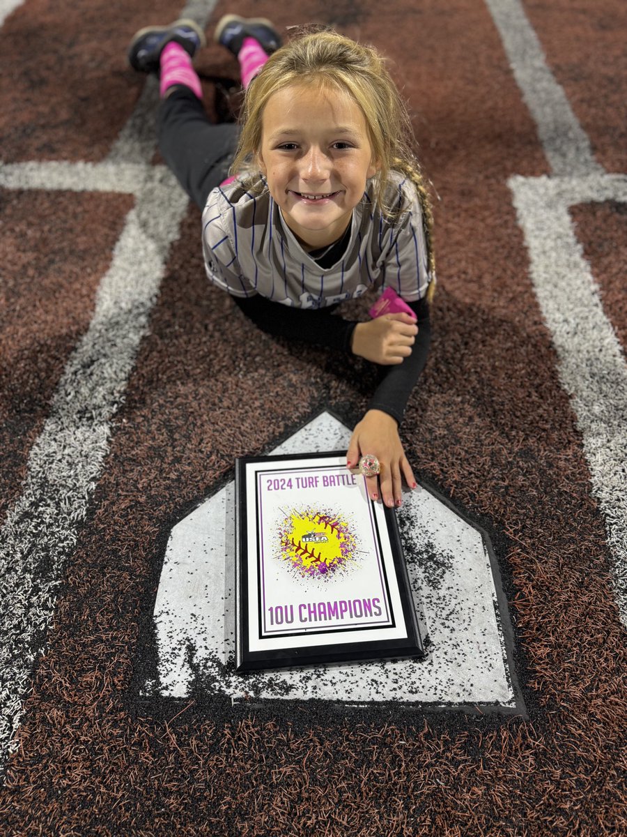 EverleighGrace8's tweet photo. Last 10U tournament for the Fall season. The Breeze girls are bringing home the championship 🥎🎀 https://t.co/kzqkbO1Yor