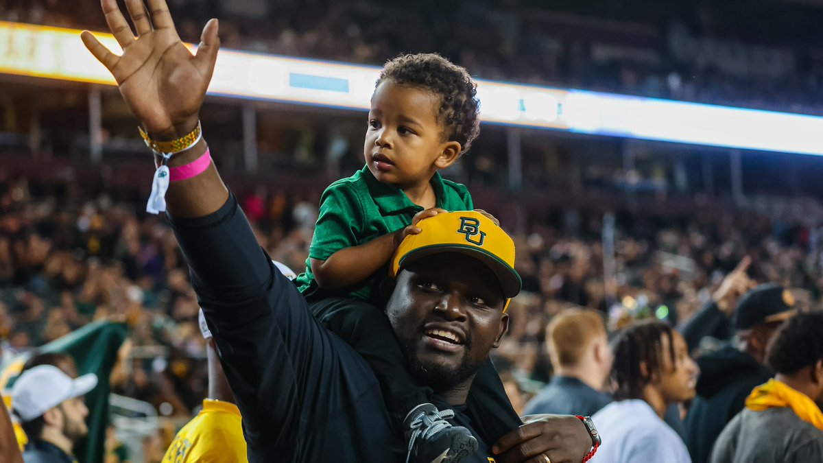 BaylorAthletics's tweet photo. Welcome home, champs 🐻🏆

We cannot thank you enough for your contributions to our @BUFootball program and legacy! 

#SicEm https://t.co/I9dJN4svl8