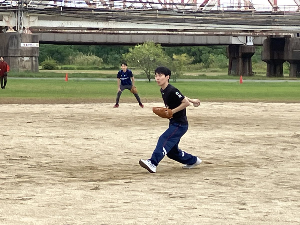 AkifumiKawamura's tweet image. バイオ分子化学コース主担の研究室対抗ソフトボール大会をしました！ウチの研究室は惜しくも7位！配属が決まったばかりの3年生（野球経験者の即戦力！）も参加してくれました！
#関西大学　#バイオ分子化学コース　#KUMP