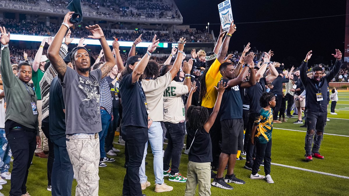 BUFootball's tweet photo. The 𝐜𝐡𝐚𝐦𝐩𝐬 are home 🏆🏆

#SicEm https://t.co/n7h7z2T1em