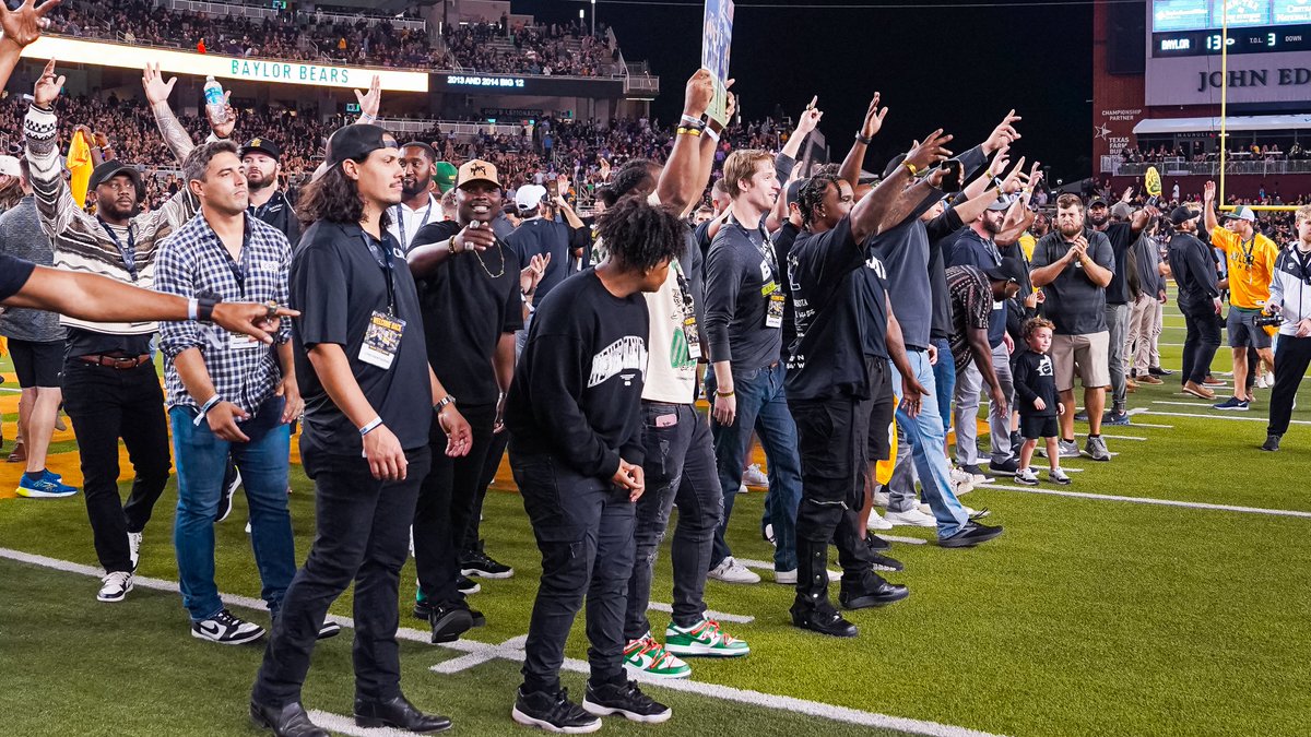 BUFootball's tweet photo. The 𝐜𝐡𝐚𝐦𝐩𝐬 are home 🏆🏆

#SicEm https://t.co/n7h7z2T1em