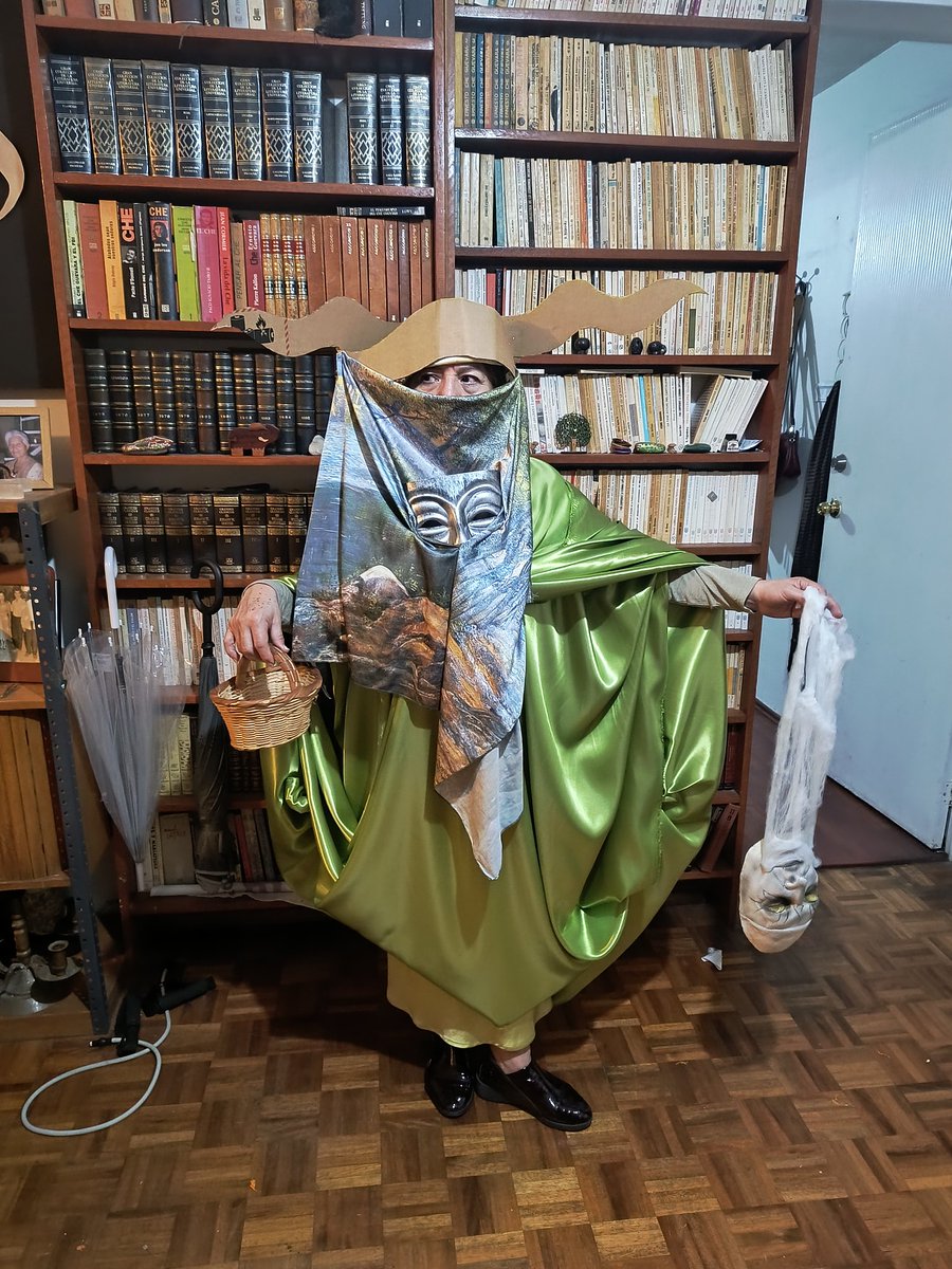 emilianita's tweet photo. En el taller de teatro de mi mamá le pidieron que se disfrazara de un personaje de Remedios Varo y creo que lo logramos https://t.co/Stht7gn42F
