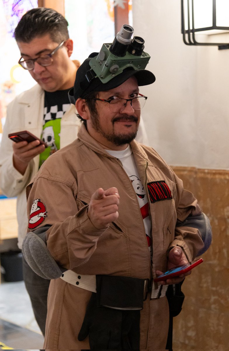 eltovalo's tweet photo. 🚫 "Metan la panza, chicos. Somos Los Cazafantasmas".
Co-conduciendo el concurso de disfraces del
#TrickOrRead de @lamolemx y @BarrioAlamedaMx. https://t.co/UaZ5adbL6N