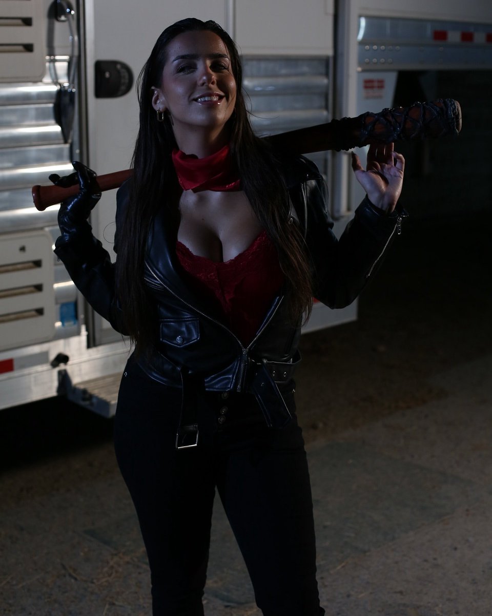 Zarahwilliams0's tweet photo. I AM NEGAN 🖤

📸: @CinebotFilms 

@JDMorgan @AMC_TV @TheWalkingDead https://t.co/qhMnbqdJpi