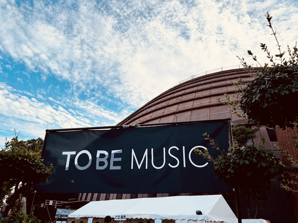 HimeWang's tweet photo. 神戸でハッピーボイ神くんが登場してるとこ見れた☺️ダンサーさんたちがアーチ作ってくれた🤭〜温かい会場でした🩵
#Number_i_LIVETOUR 
#Number_i
#YutaJinguji 
#TOBEfamily 
台風でフライト遅れたが無事に台湾に帰れた、また日本へいろいろ参加したいと思います✨ https://t.co/shlqSzB7FB
