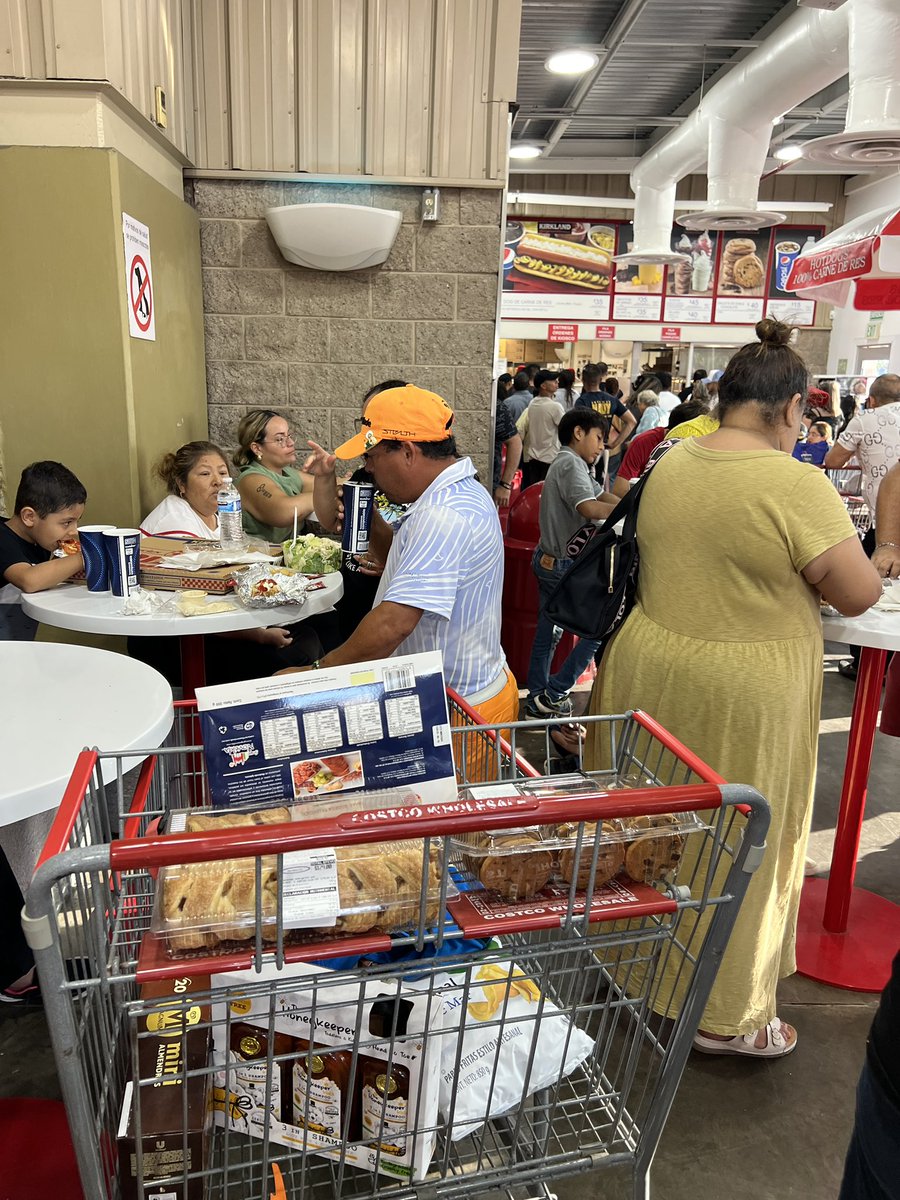 BetoSoledad's tweet image. Me cagaa toda esta gente q entra a la fuente de sodas de Costco con todo y carrito, osea no mames!! De por sí no cabemos
