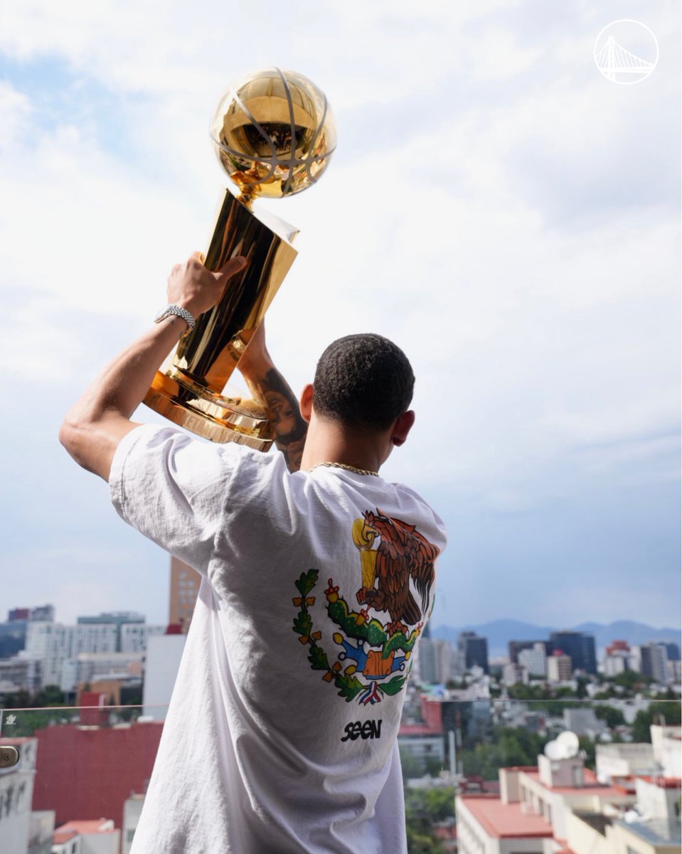 Nunca entenderé por qué mucha parte de México nunca adoptó a Juan Toscano como mexicano. 

Es de raíces mexicanas, aprendió español, representó a México en diferentes ocasiones y hasta la fecha sigue haciéndolo en Capitanes 

El único sin miedo a mostrar la bandera en EEUU.