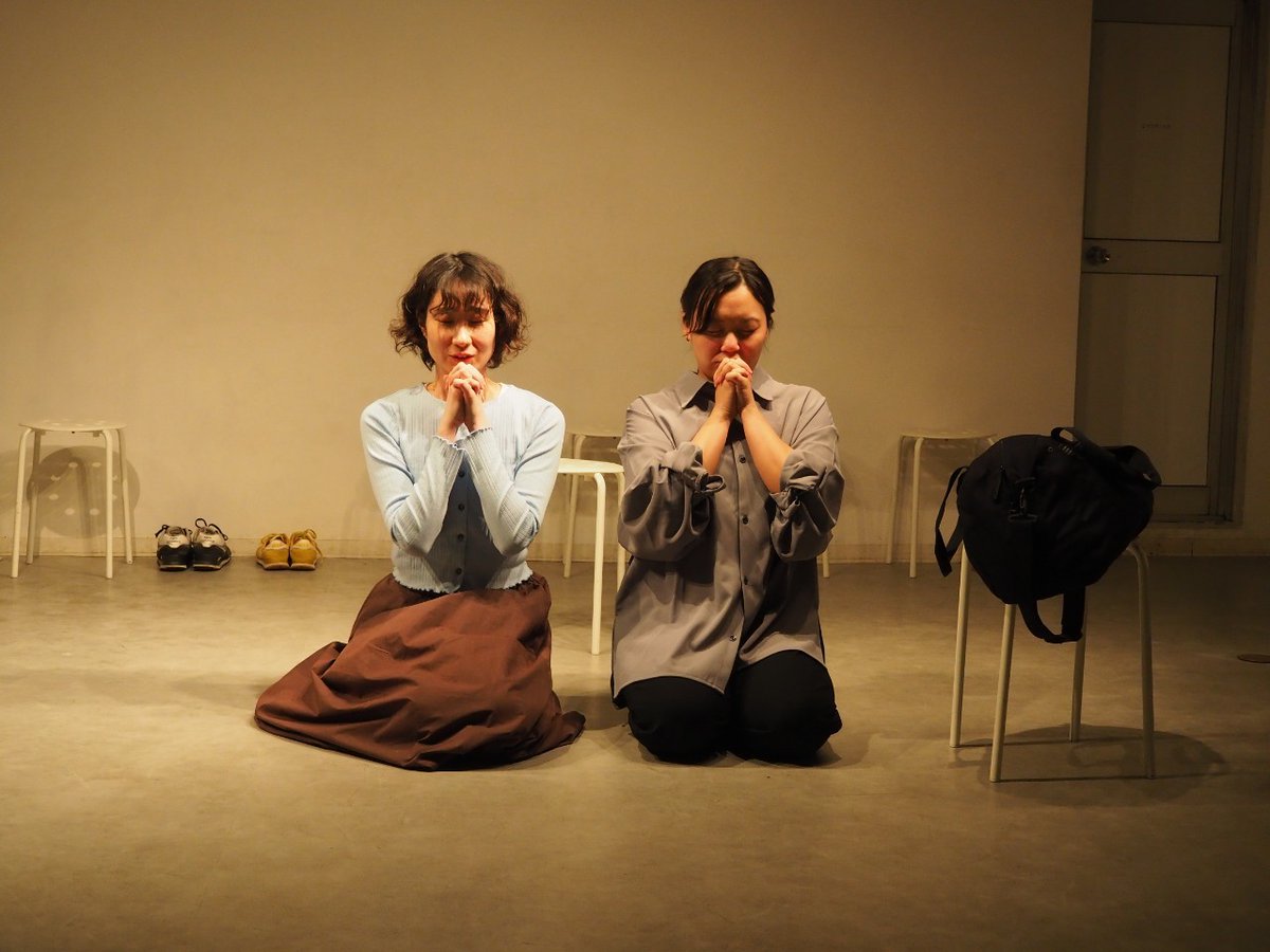 mintons_play's tweet photo. mintons『川底にはみどりの魚がいる』、本日最終日です!
今日のお昼の公演は、
13:40 開場
14:00 開演
15:30 終演
です。ほぼ満席ですが(ありがとうございます!!)当日券も出ますので、駆け込みご予約・当日券、お待ちしております!
photo by 豊田可奈子 https://t.co/wP2JYICJii
