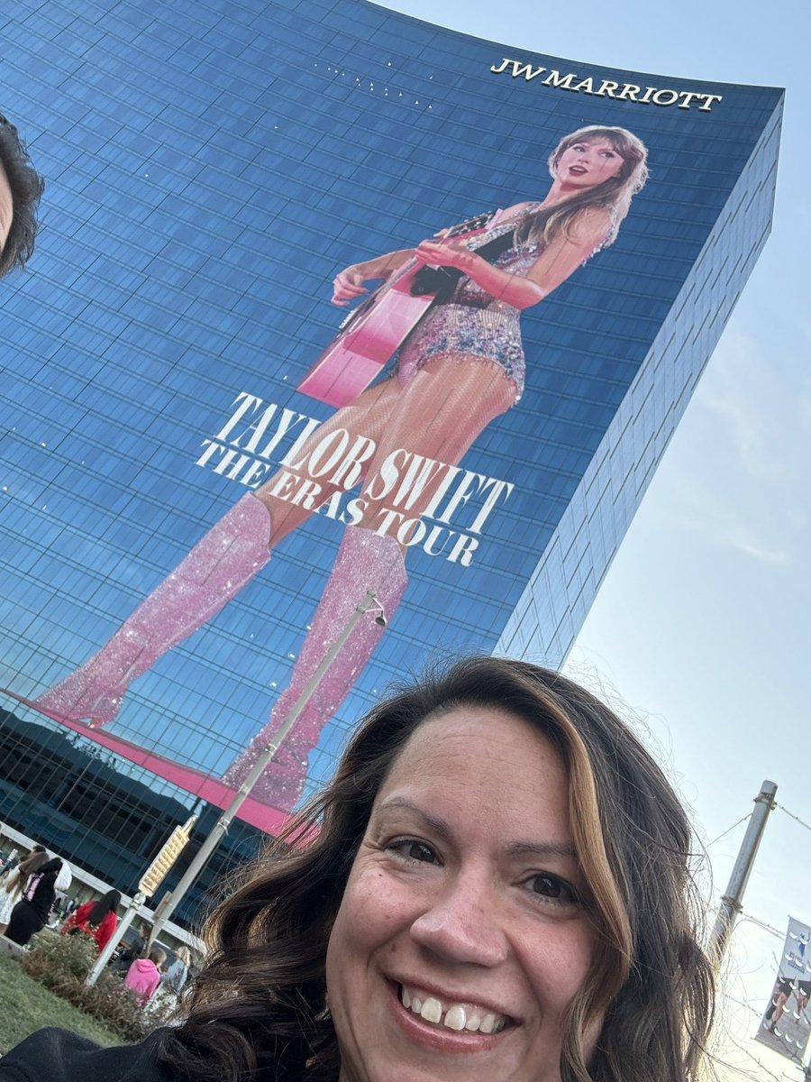TashaDenton's tweet photo. @erastourticks @LucasOilStadium Me please! 3 hours in the merch line tonight and some awesome pics!  Would love to take my 11 year old tomorrow! https://t.co/l1sxzmRelO
