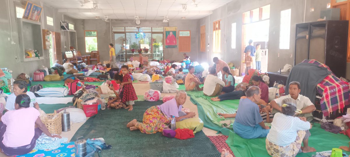 GenZrevo's tweet image. ဘုတလင််မြို့နယ်တွင် စစ်ကောင်စီ က အင်အားဖြည့်တင်းမှုများ ပြုလုပ်နေပြီး ပြည်သူ ၇၀၀၀ခန့် စစ်ဘေးရှောင်နေကြရကြောင်း အကူအညီများလည်း လိုအပ်နေစဲ​ဖြစ်ကြောင်း
မနေ့ကလည်း မုံရွာ ဘုတလင်လမ်းတလျောက် စကစက စစ်ကြောင်းထိုးကာ လူအင်အားတိုးကြောင်း ပစ်ခတ်မှုများဖြစ်​ခဲ့ကြောင်းသိရ
#Budalin
#IDPs
#MMR