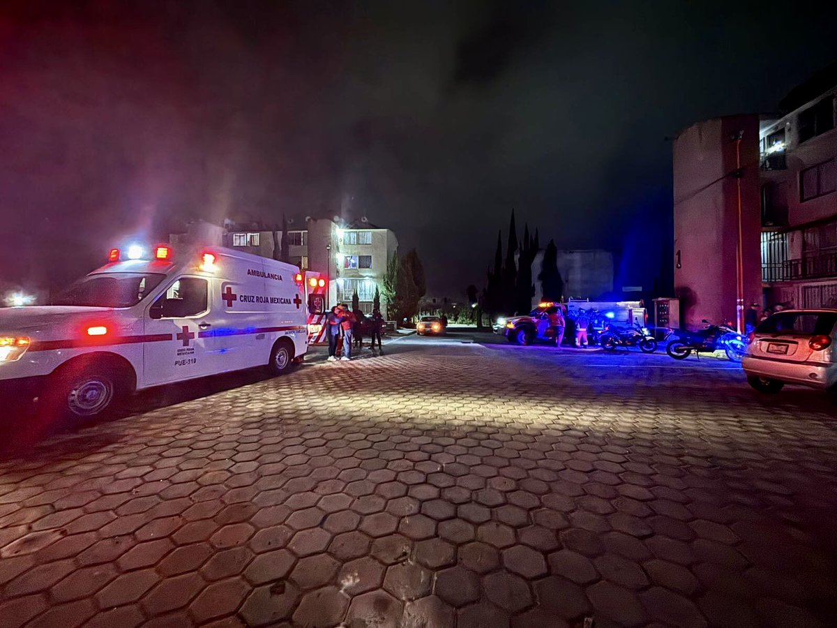 CRMSanMartinTex's tweet photo. 🚑🔥 #AlMomento | Personal de Socorros de #SanMartínTexmelucan acude a incendio en casa habitación en Unidad Esmeralda, Col. La Purísima. 

⛑️Se atiende masculino de 26 años de edad que no requirió ser trasladado a un centro médico, solo se reportan daños materiales. https://t.co/ksGmV5RzQV