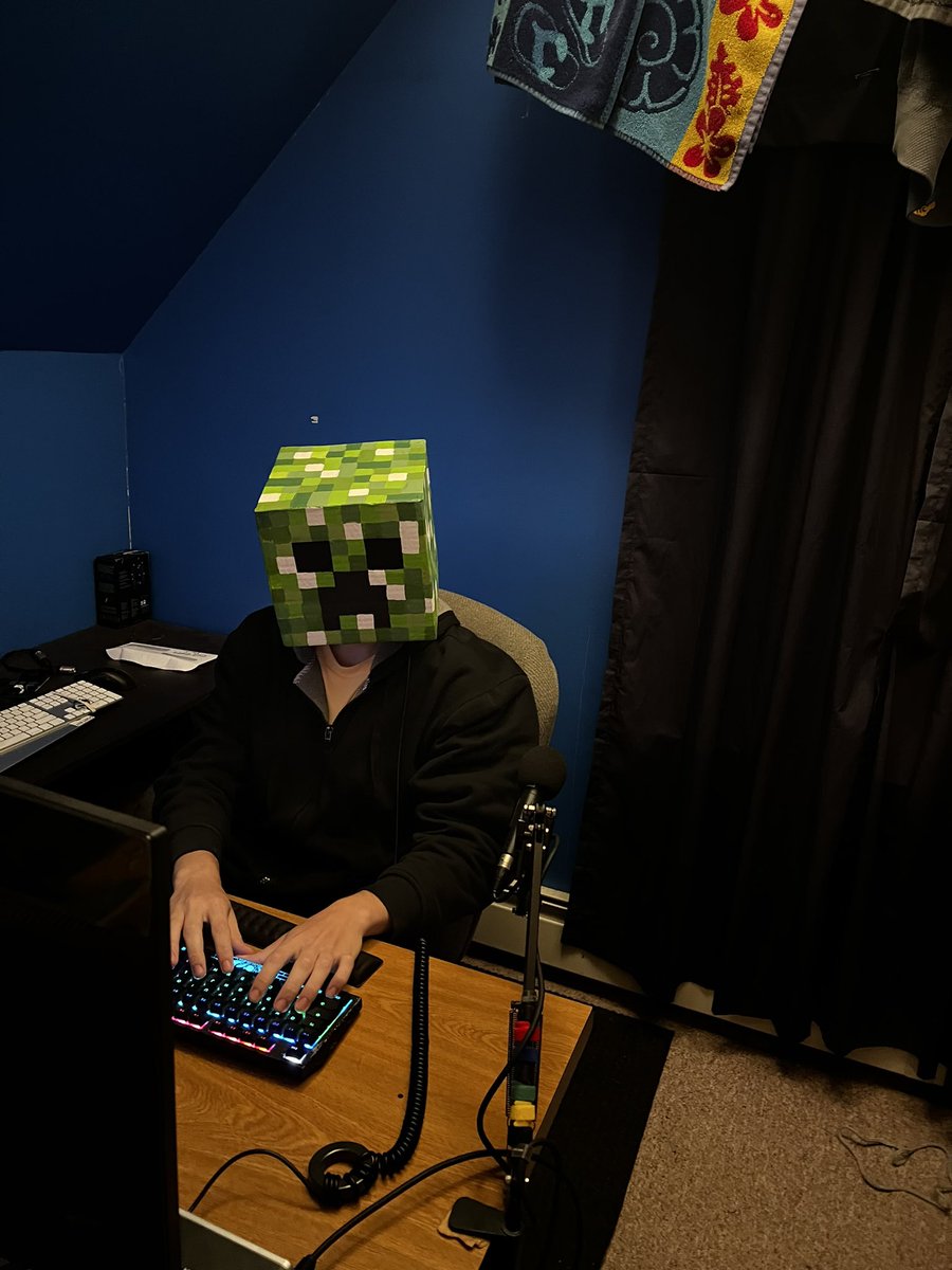 Febrieese's tweet photo. CREEPER! Awwww maaann https://t.co/9xVJAjYHjN