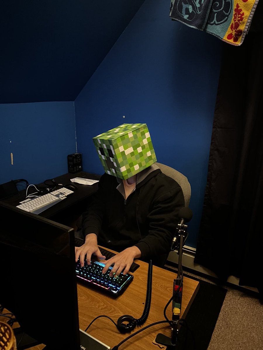 Febrieese's tweet photo. CREEPER! Awwww maaann https://t.co/9xVJAjYHjN