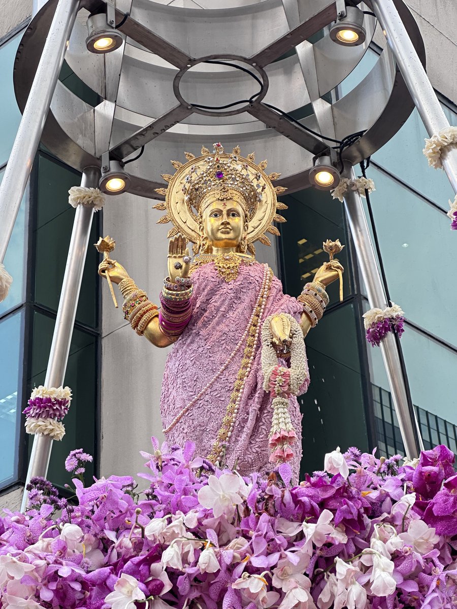 desirposter1565's tweet photo. 🪷พระแม่ลักษมีในปี 2567 ณ ตึกเกษรนี้

✨เปลี่ยนเครื่องทรงพระแม่ลักษมี เป็น “สีม่วงกลีบบัว” ซึ่งเป็นสีแห่งจิตวิญญาณ เน้นเรื่องประทานพรในด้านการเป็นผู้นำ และตำแหน่งหน้าที่การงาน ชนะการแข่งขัน และการเป็นผู้นำในธุรกิจ หรือได้รับมอบหมายหน้าที่อันสำคัญ 
✨ประดับพลอย 5 สี 5 ธาตุ บนมงกุฎ หรือบนอัญมณีประดับองค์พระแม่ เพื่อแผ่ฉัพพรรณรังสี ให้แก่มนุษย์โลกและผู้ที่มาสักการะ ให้แคล้วคลาด ปลอดภัยจากภัยอันตรายทั้งปวง 
✨ของสักการะปีนี้ ท่านโปรดของหวานที่เป็นทรงกลม